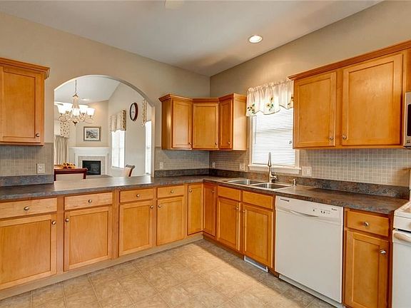 4th image of 1404 E Cross Creek Dr Unit 58