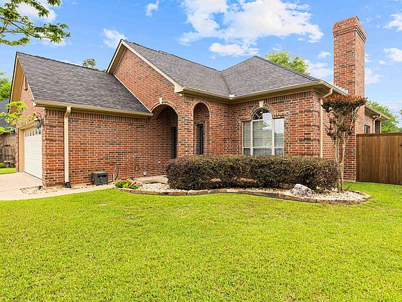2nd image of 906 Windemere Cir