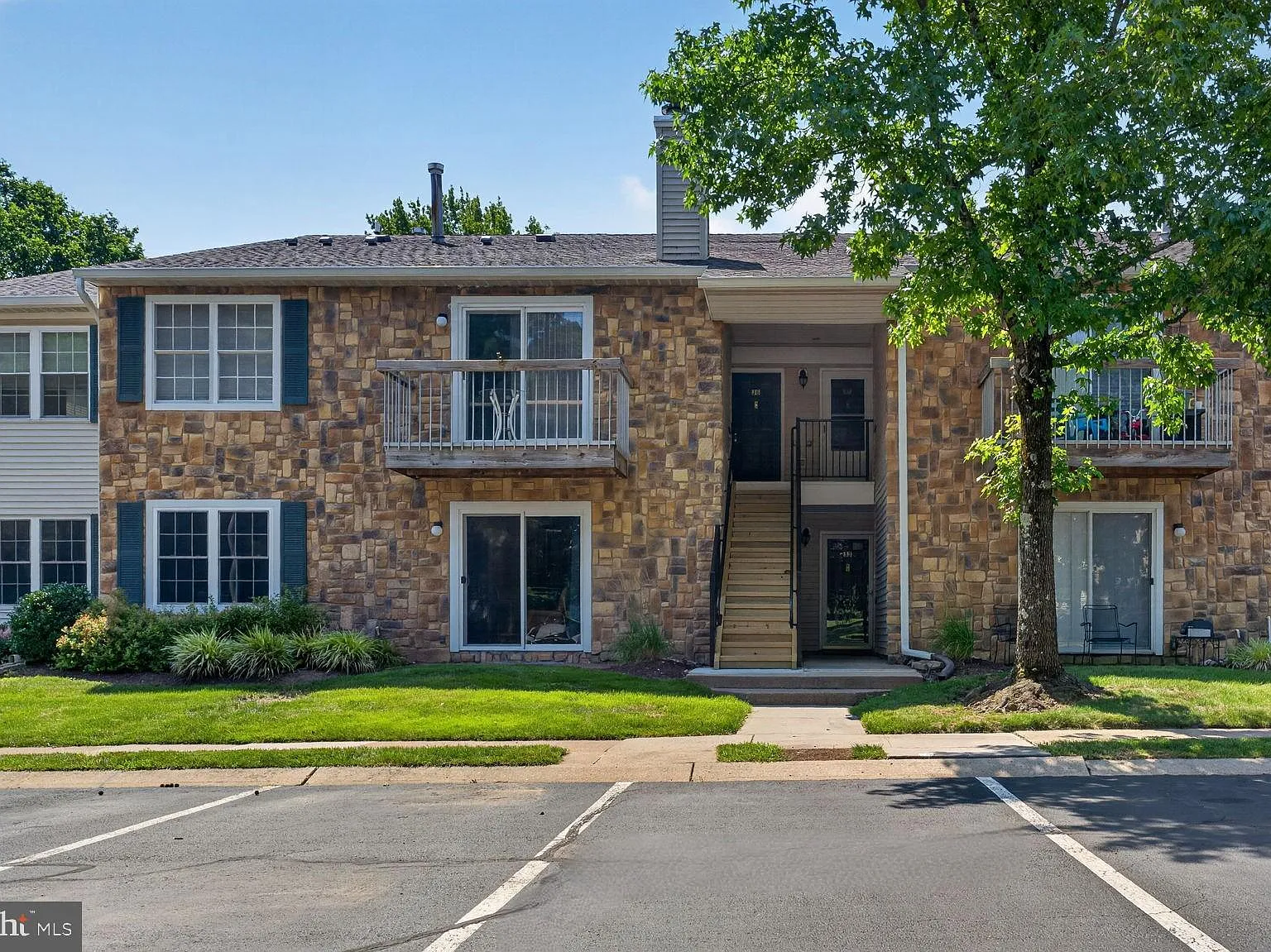 2 bed, 1096 sqft, $2,395 — Photo 1