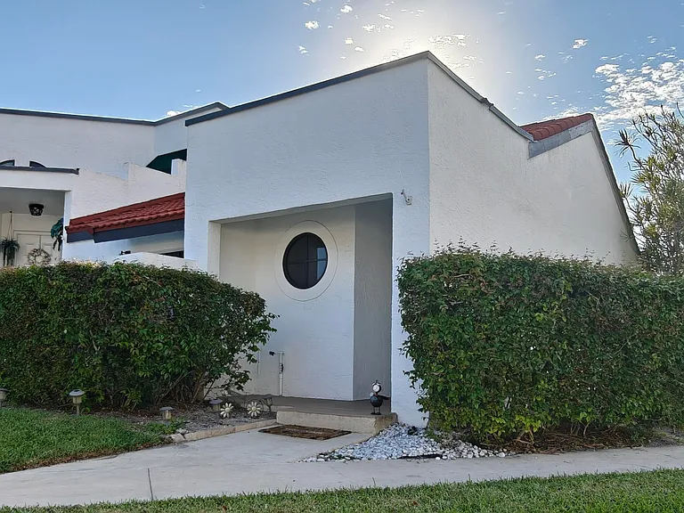 385 NW 36th Ave — Photo 1