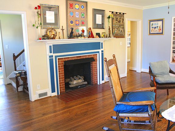 Living Room/Gas Fireplace