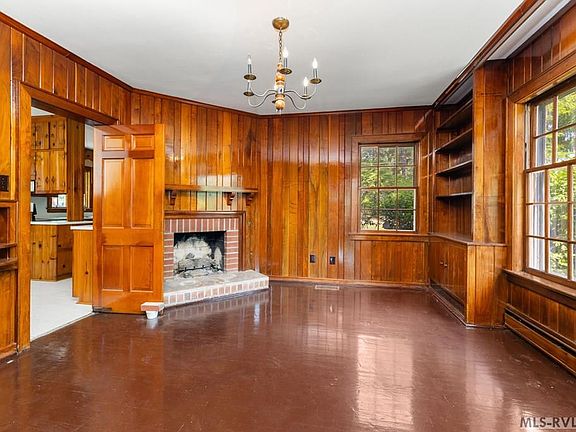 4th image of 221 Whitfield St