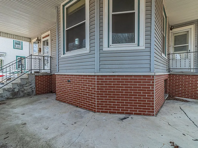 311 W Green St — Photo 3