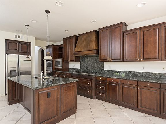 4th image of 8315 Entreken Way