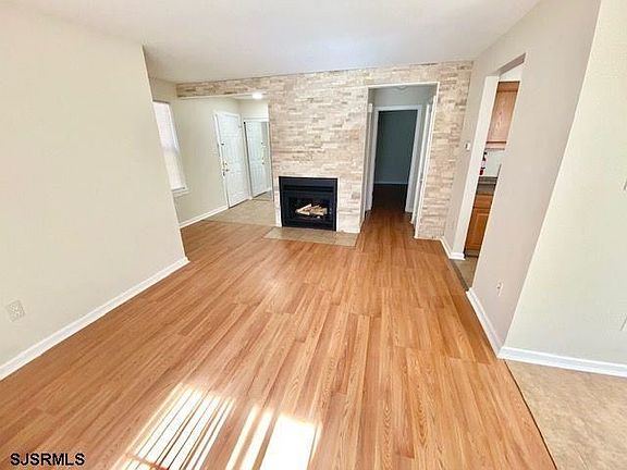 5th image of 101 Waterview Dr #13