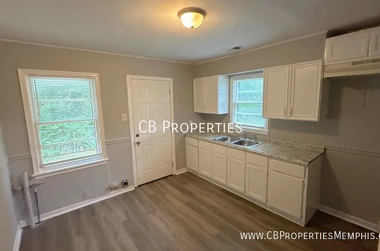720 Frayser Dr — Photo 2
