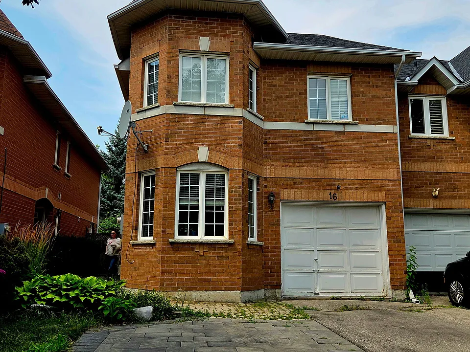 16 Royal Chapin Cres