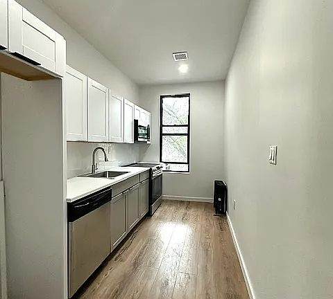 2nd image of 142 Weirfield St Floor 3