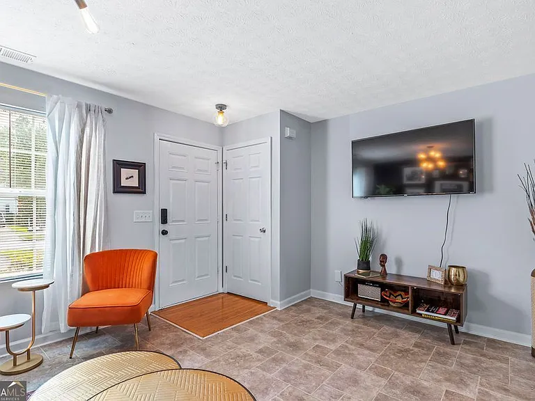 1327 Hollenbeck Ln — Photo 4