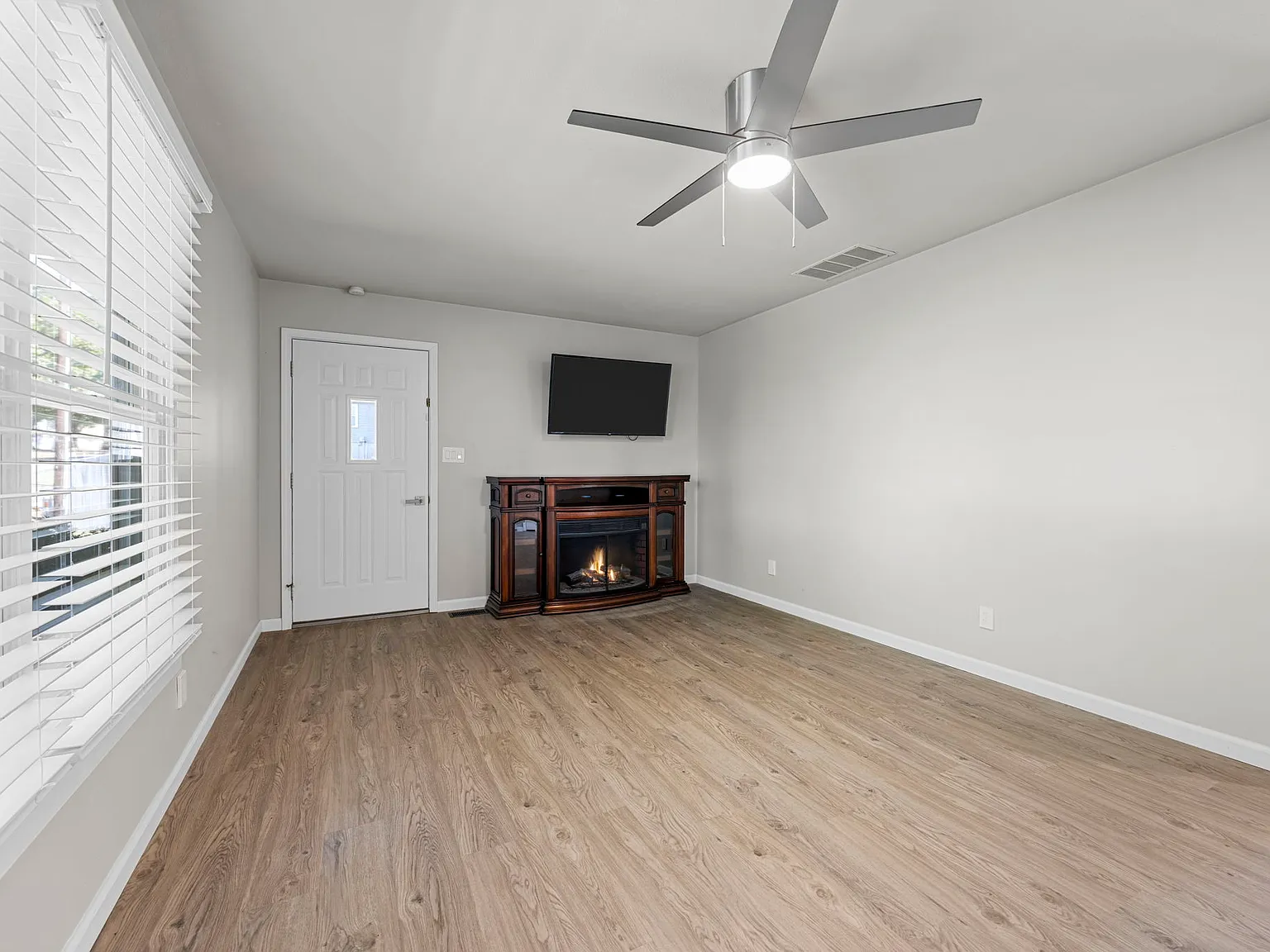 3 bed, 1166 sqft, $2,200 — Photo 3