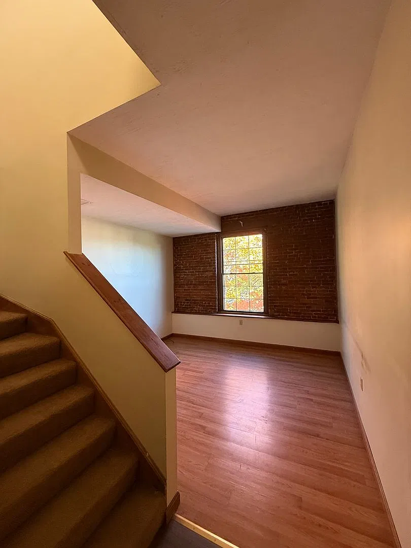 Available Now - Unique Fitchburg 1 Bed Loft Style Apartment On Bemis Rd — Photo 2
