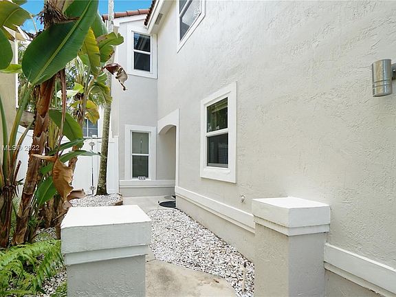3rd image of 876 Garnet Cir