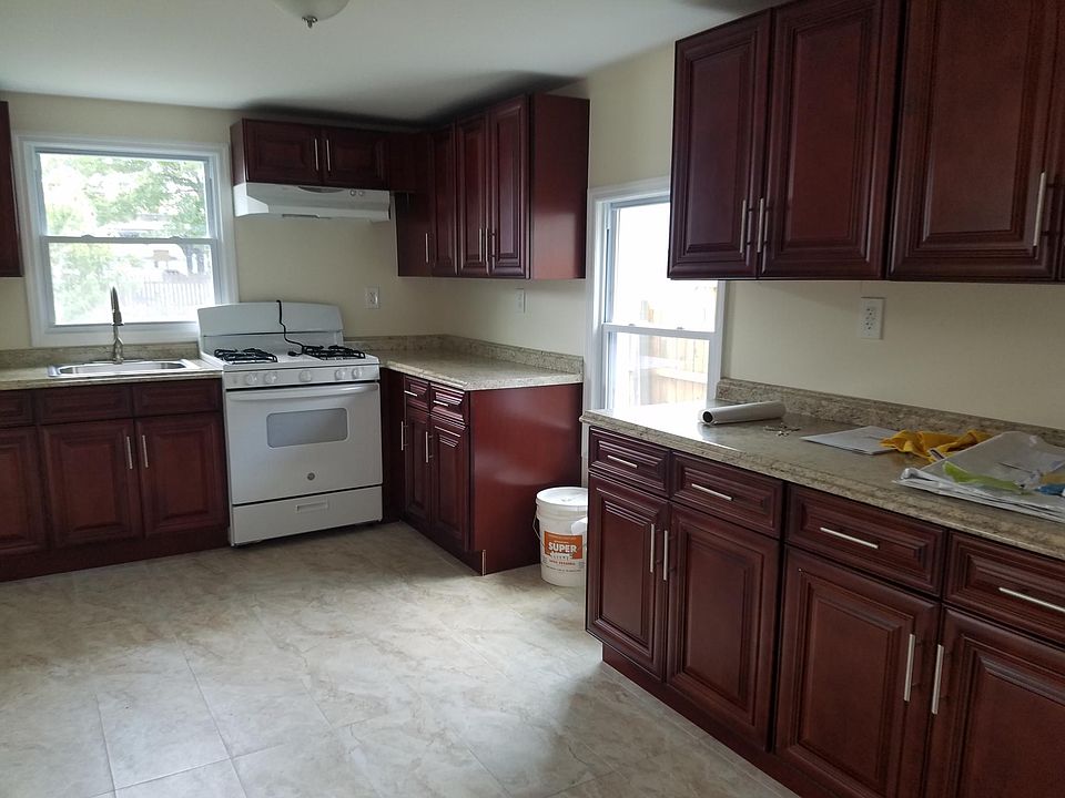 1st image of 32 E Hawthorne Ave