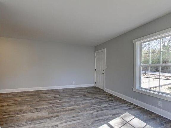 4th image of 8 Edgehill Dr