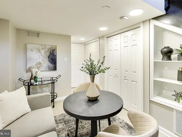 1238 Linden Pl NE — Photo 8