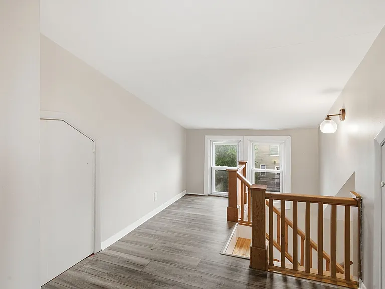 2823 Queen St — Photo 14