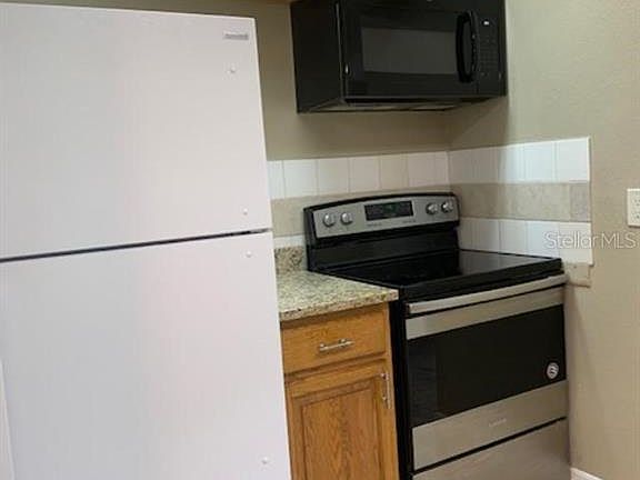 3rd image of 425 Geneva Dr #B