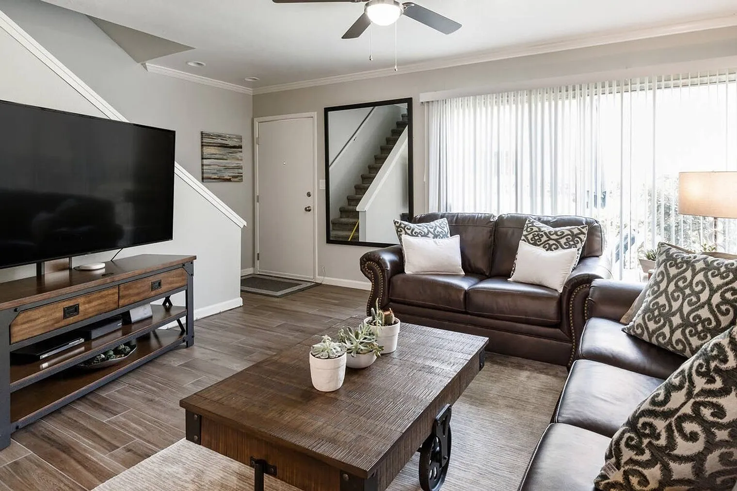 2 bed, 1.0 bath, 979 sqft, $2,218 — Photo 1