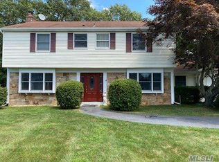 3 Hysler Ct, Coram, NY 11727