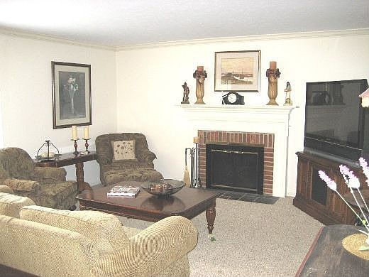 Living rm w/ Fireplace