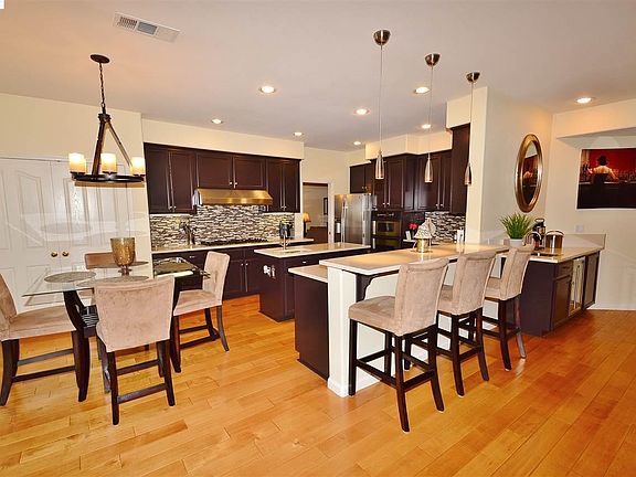 5th image of 608 Bourne Ct