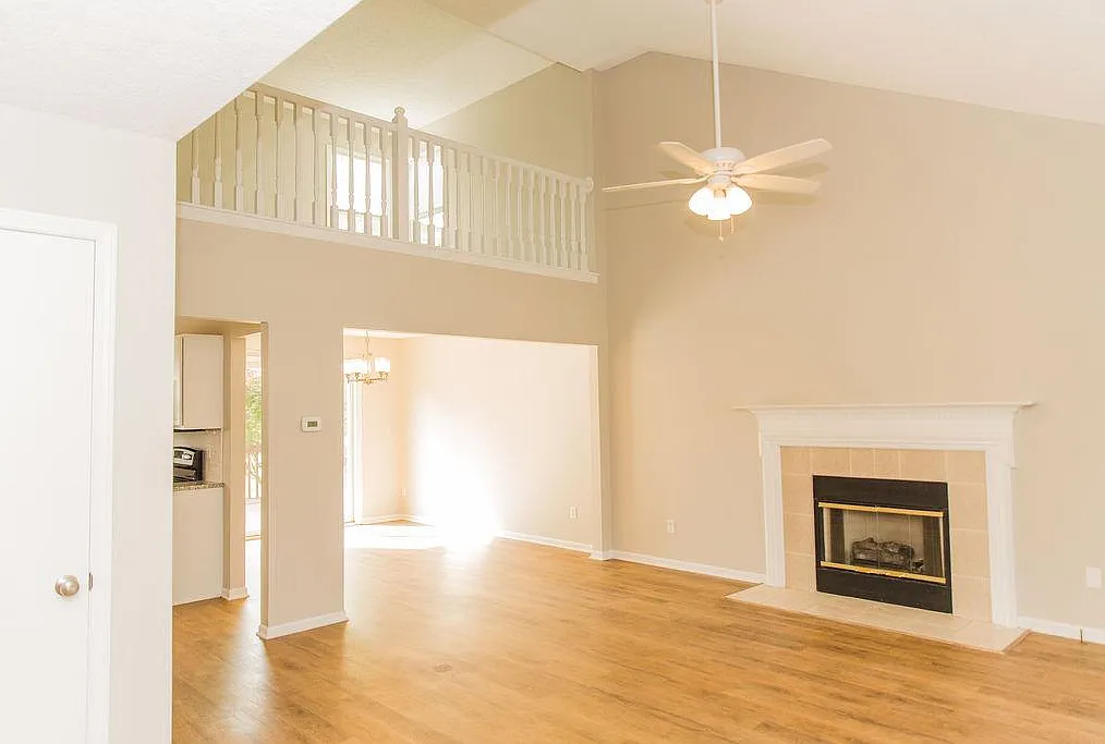 3 bed, 2.5 bath, 1861 sqft, $2,600 — Photo 2