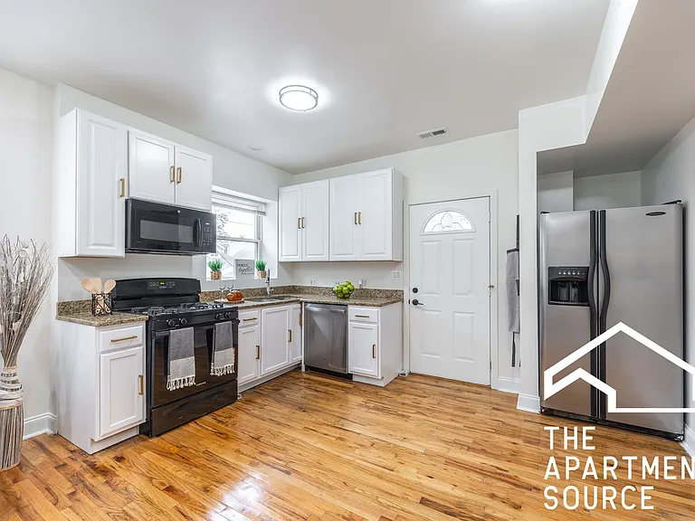 3849 W Ainslie St #1 — Photo 2