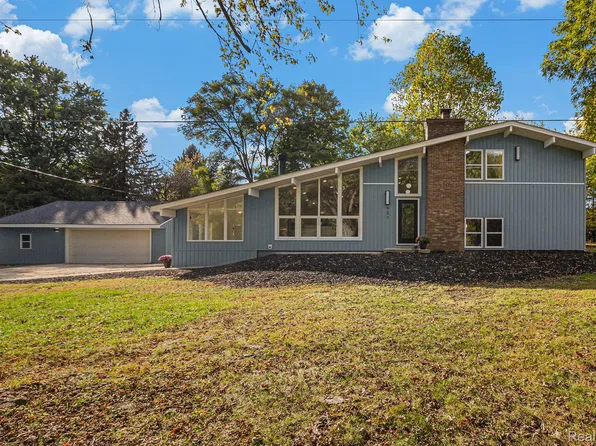 921 N Garner Rd, Milford, MI 48380