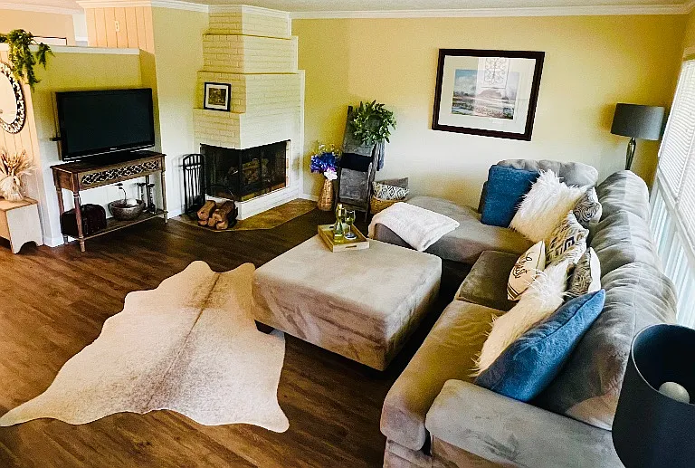 375 Hemingway Dr — Photo 1