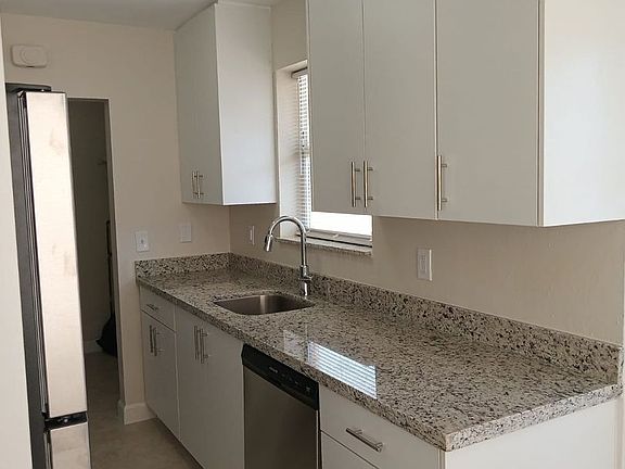 4th image of 811 NE 40th St #811/1