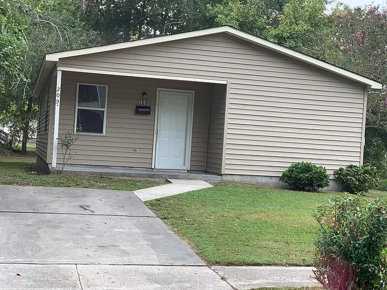 209 E Broad St — Photo 13