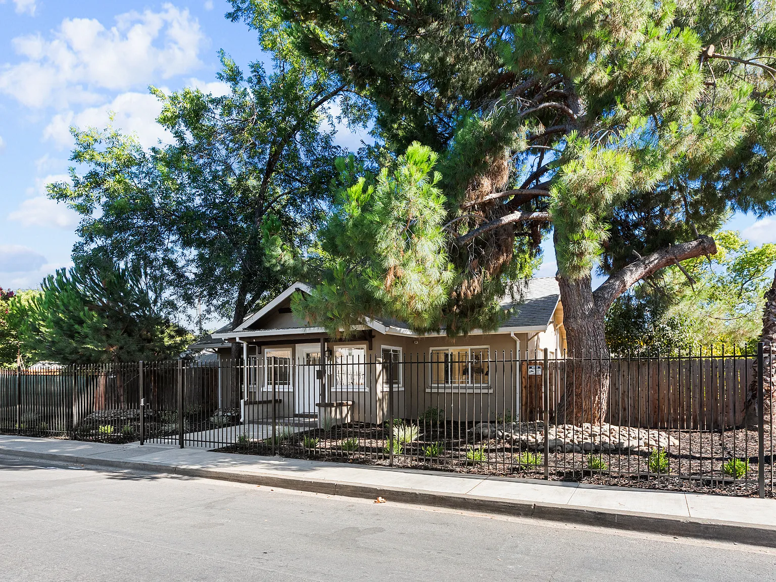 3 bed, 1477 sqft, $2,500 — Photo 3