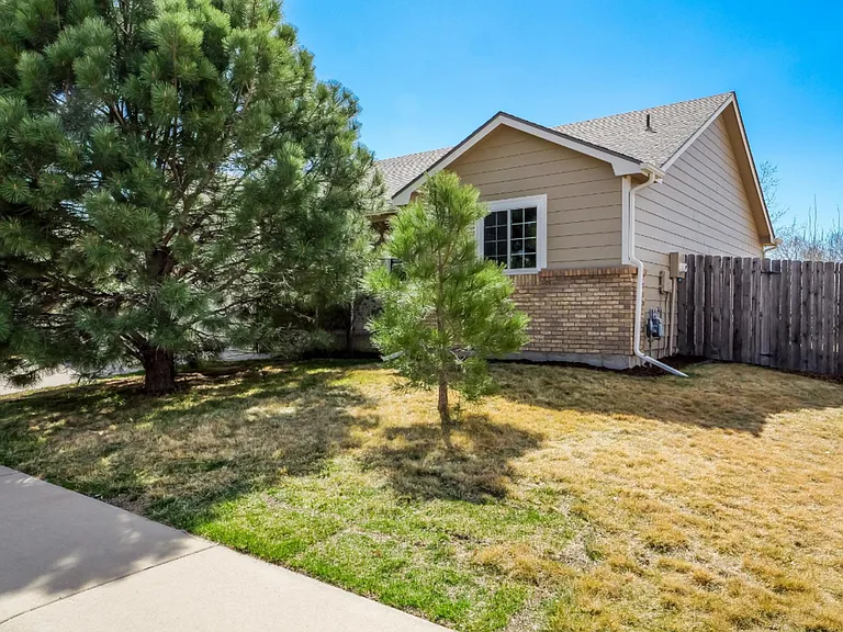 883 Emerald Dr — Photo 24