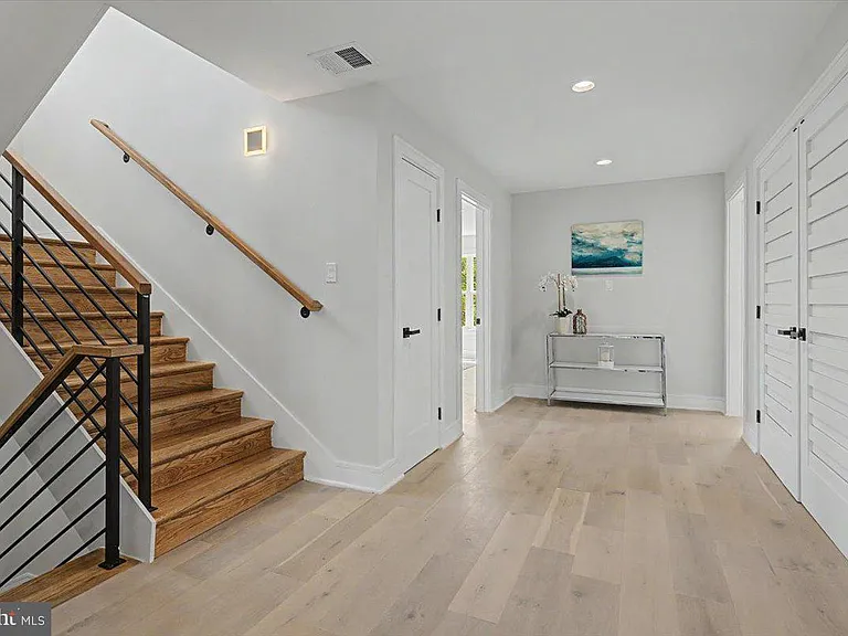 2902 Vista St NE — Photo 41