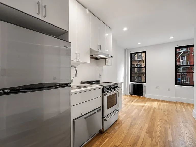 437 E 9th St #3 — Photo 1