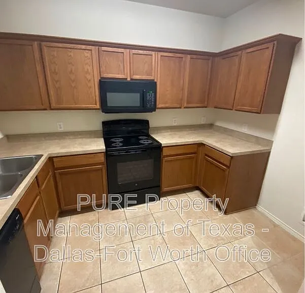 2734 Hyde Park Dr — Photo 3