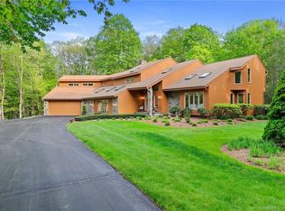 41 Cornwall Ln, Guilford, CT 06437