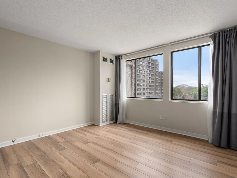 250 Hammond Pond Pkwy #609N — Photo 16