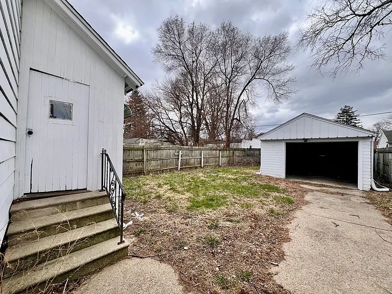 3817 Burton Ave — Photo 15