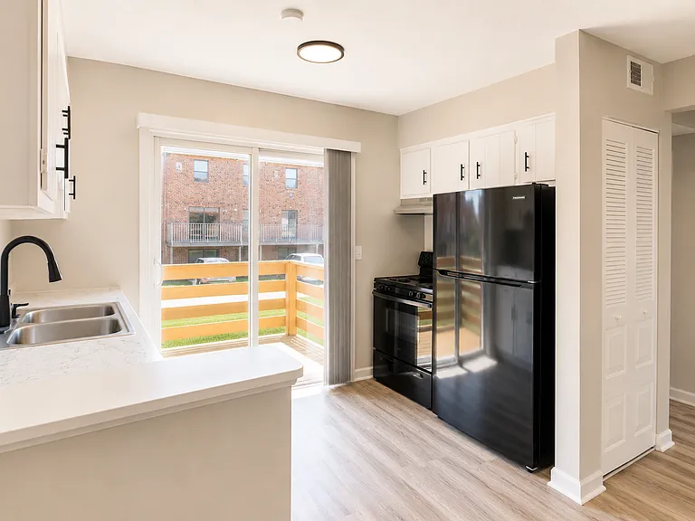 2810 Frontier Ct — Photo 2