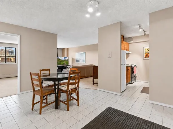 718 S 12th Ave SW #704, Calgary, AB T2R 0H7