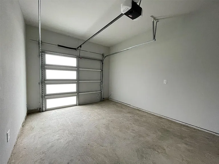 2417 N Winnetka Ave — Photo 33