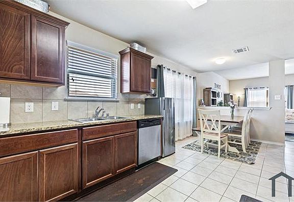 3rd image of 1404 Basswood Ln
