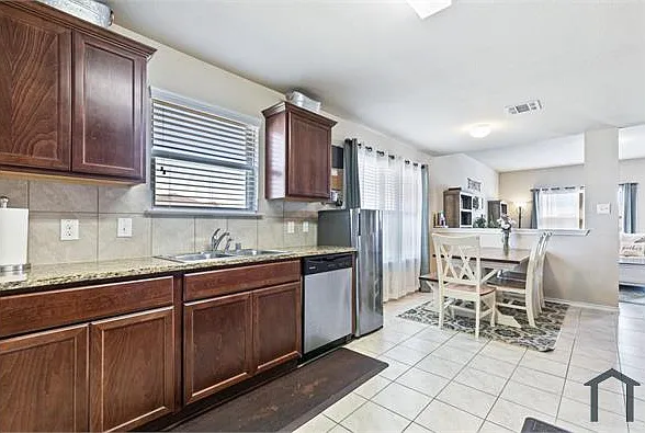 1404 Basswood Ln — Photo 3