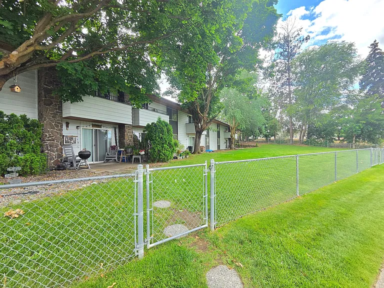 3315-3317 W Bismark Ave — Photo 32