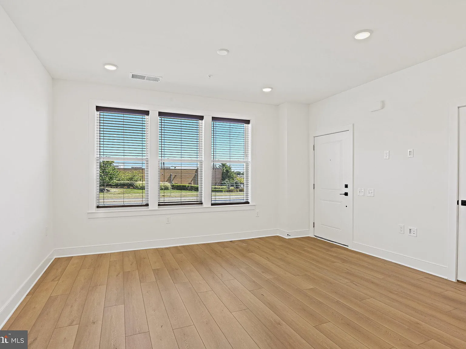 3 bed, 2.5 bath, 1572 sqft, $3,250 — Photo 4