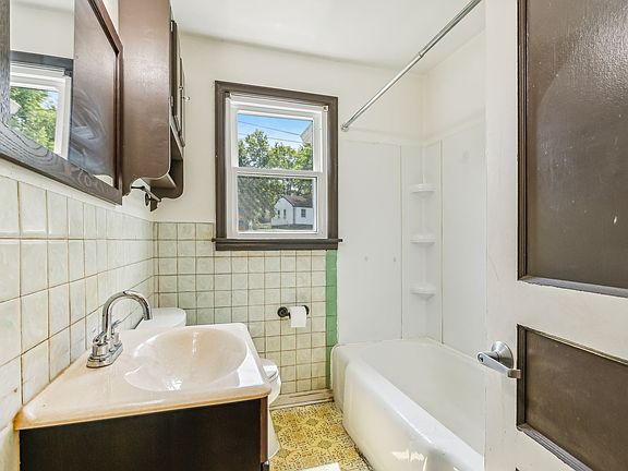 4th image of 70 Jonell Dr
