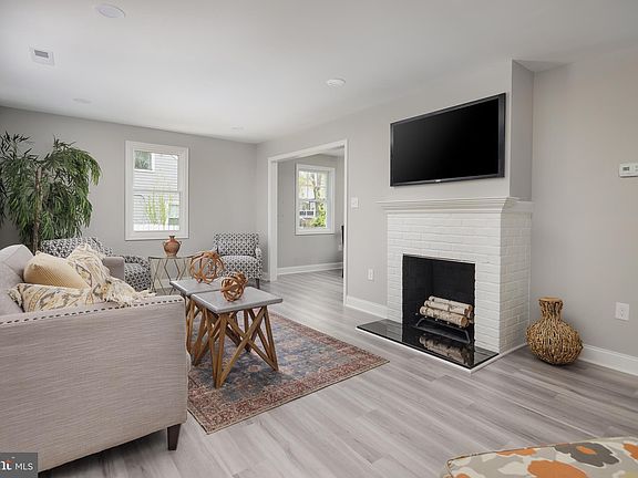 2nd image of 3119 Graydon St