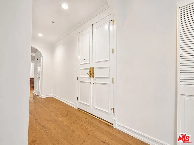 342 N Palm Dr #201 — Photo 28