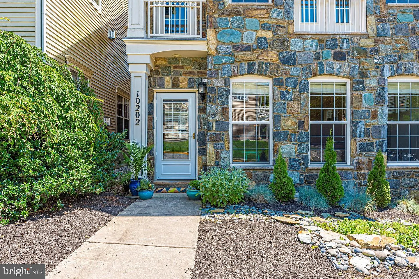4 bed, 3.5 bath, 2440 sqft, $3,200 — Photo 2